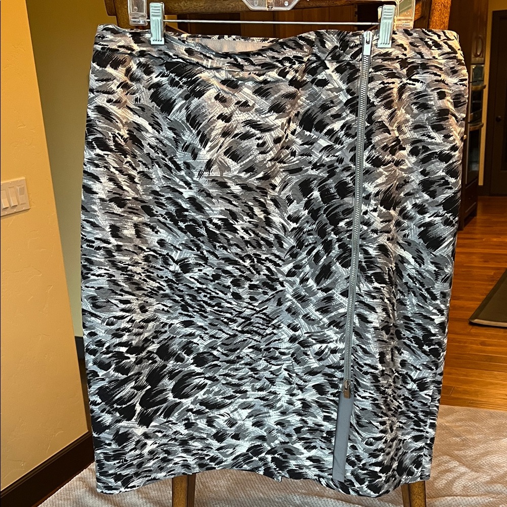 Talbots Stylish Black and Gray Patterned Skirt with Front Zipper